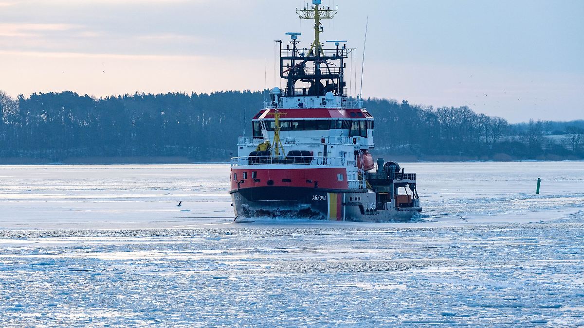 Eis macht Probleme - Eisbrecher befreit Schiffe