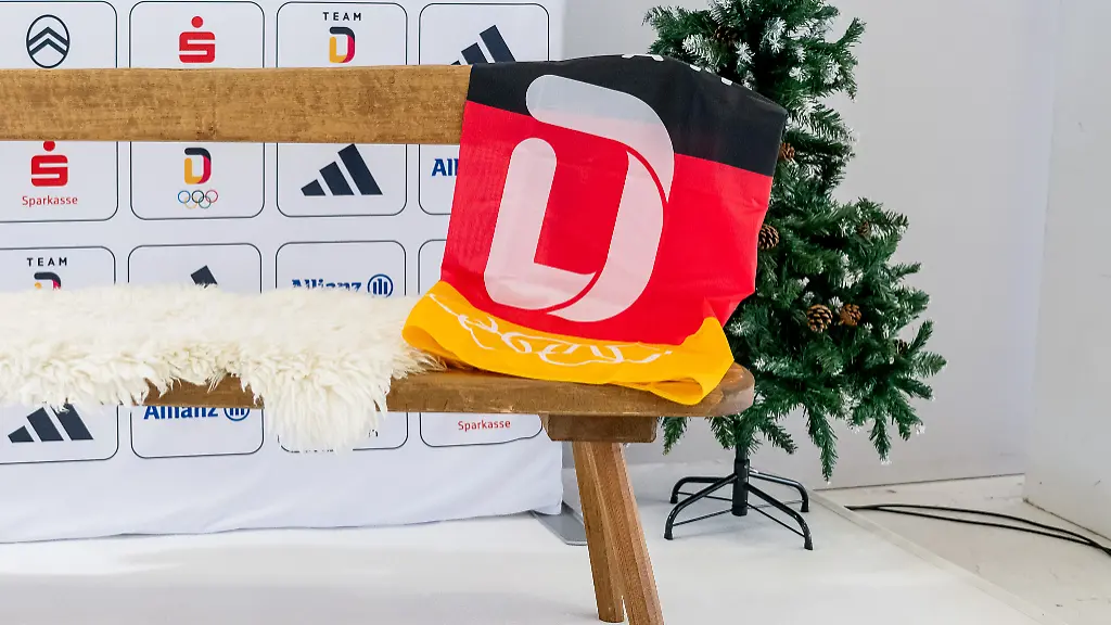 Deutschlandfahne-Deuschlandflagge-mit-Logo-Team-Deutschland-auf-einer-Bank-GER-DOSB-Olympia-Einkleidung-Team-Deutschland-Mailand-Cortina-2026-20-01-2026