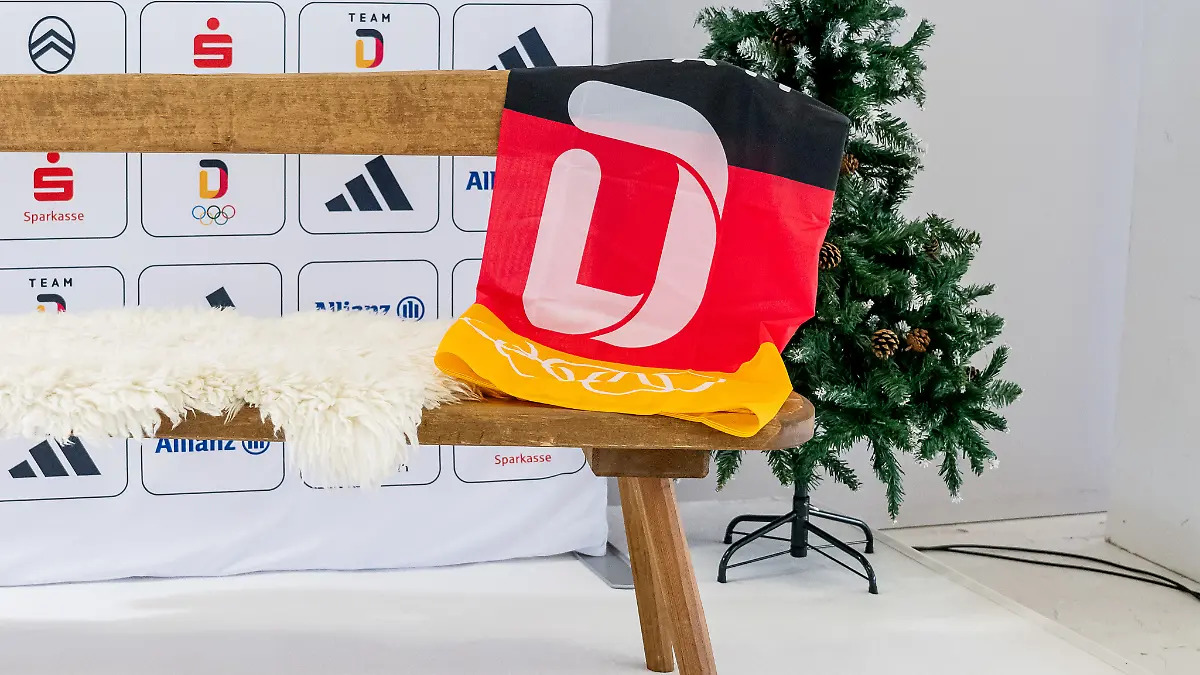 Deutschlandfahne-Deuschlandflagge-mit-Logo-Team-Deutschland-auf-einer-Bank-GER-DOSB-Olympia-Einkleidung-Team-Deutschland-Mailand-Cortina-2026-20-01-2026