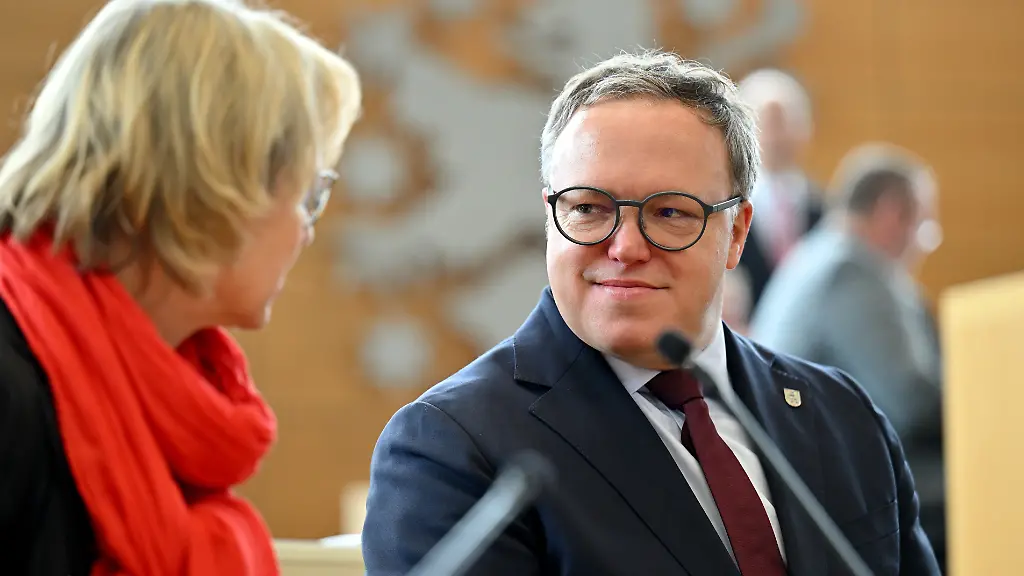 Mario-Voigt-r-CDU-Ministerpraesident-von-Thueringen-sitzt-im-Plenarsaal-und-nimmt-an-der-Sitzung-des-Thueringer-Landtags-teil-Auf-der-Tagesordnung-steht-an-diesem-Tag-ein-Misstrauensvotum-der-AfD-Fraktion-gegen-Ministerpraesident-Voigt-CDU