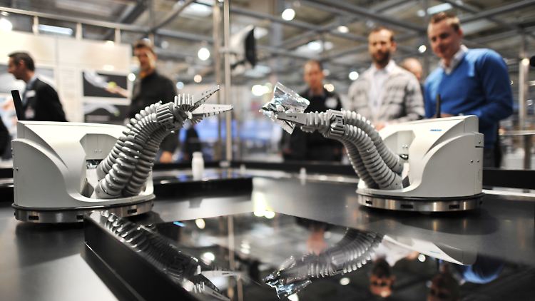 Bisher können in der Industrie eingesetzte Roboterhände nur greifen. (Archivbild)