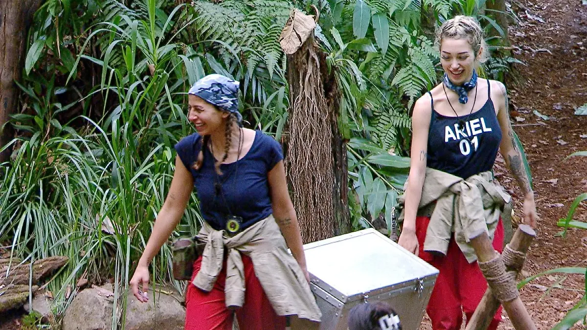 ACHTUNG-SPERRFRIST-FUeR-ALLE-MEDIEN-BIS-ZUM-SHOWENDE-MITTWOCH-04-FEBRUAR-2026-22-30-UHR-Strahlend-schleppen-Eva-Benetatou-l-und-Ariel-die-Schatzkiste-ins-Camp-Die-Verwendung-des-sendungsbezogenen-Materials-ist-nur-mit-dem-Hinweis-und-Verlinkung-auf-RTL-gestattet