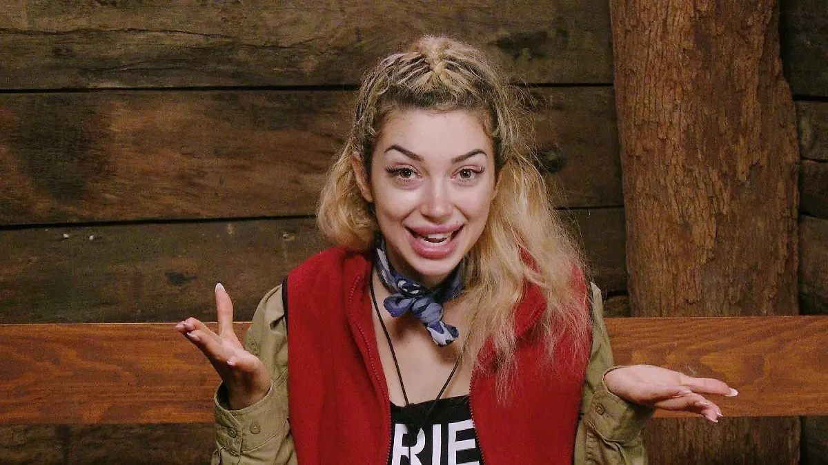 ACHTUNG-SPERRFRIST-FUeR-ALLE-MEDIEN-BIS-ZUM-SHOWENDE-MITTWOCH-04-FEBRUAR-2026-22-30-UHR-Im-Dschungeltelefon-spricht-Ariel-Klartext-ueber-Eva-Sie-sitzt-immer-noch-hier-mit-diesem-Mindset-Ich-bin-die-Heldin-ich-bin-die-Starke-ich-habe-mit-ihrem-Mann-geschlafen-damit-sie-staerker-da-rausgehen-kann-Ich-dachte-sie-macht-einen-Spass-aber-sie-meint-das-ernst-Die-Verwendung-des-sendungsbezogenen-Materials-ist-nur-mit-dem-Hinweis-und-Verlinkung-auf-RTL-gestattet