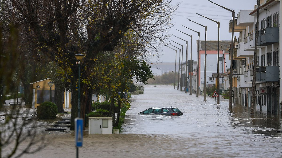 Retter-im-Dauereinsatz-Ein-Toter-nach-heftigem-Starkregen-in-Portugal