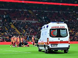 Ex-Schalker abtransportiert: Schlimmer Zusammenstoß überschattet Galatasaray-Pokalspiel