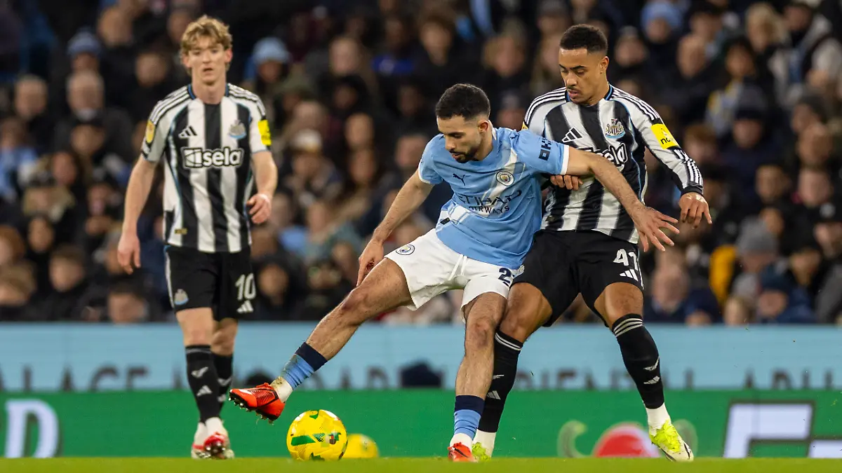 4th-February-2026-Etihad-Stadium-Manchester-Lancashire-England-EFL-Carabao-Cup-Football-Manchester-City-versus-Newcastle-United-Matheus-Nunes-of-Manchester-City-under-pressure-from-Jacob-Ramsey-of-Newcastle-United