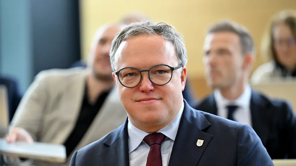 Mario-Voigt-CDU-Ministerpraesident-von-Thueringen-sitzt-im-Plenarsaal-und-nimmt-an-der-Sitzung-des-Thueringer-Landtags-teil-Auf-der-Tagesordnung-steht-an-diesem-Tag-ein-Misstrauensvotum-der-AfD-Fraktion-gegen-Ministerpraesident-Voigt-CDU