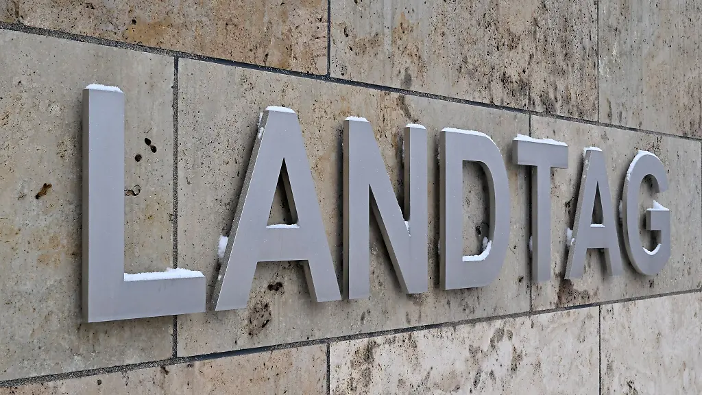 Die-Abgeordneten-im-Thueringer-Landtag-diskutieren-ueber-eine-geplante-Erweiterung-von-Kompetenzen-der-Polizei