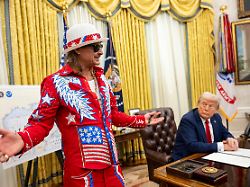 Eigenes "Kulturkampf"-Event: Trumps Radikalisierungsmaschine zaubert absurde Super-Bowl-Show aus dem Hut