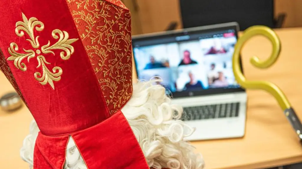 Ein-Nikolaus-Darsteller-sitzt-waehrend-einer-Videokonferenz-vor-dem-Notebook