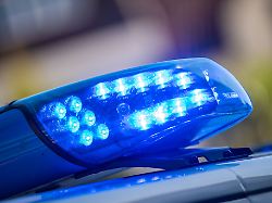 Bayern: Auto prallt gegen Baum - 37-Jähriger stirbt