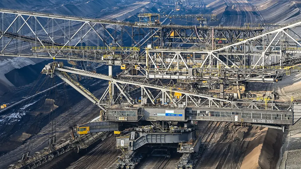 Die-gigantische-Foerderbruecke-im-ehemaligen-Tagebau-Jaenschwalde-ist-gesprengt-worden