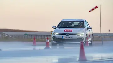 Bremstest_auf_nasser_Fahrbahn