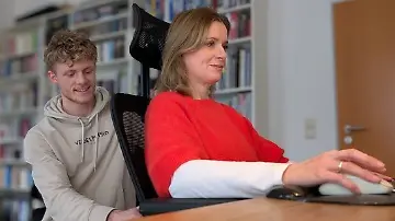 Bürostuhltest Experte prüft Clouvou Schreibtischstuhl bei Autorin Maren Mangold