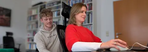 Bürostuhltest Experte prüft Clouvou Schreibtischstuhl bei Autorin Maren Mangold