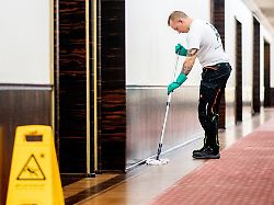 Akademiker schauen in die Röhre: Beschäftigte ohne Berufsabschluss holen bei Stundenlöhnen auf