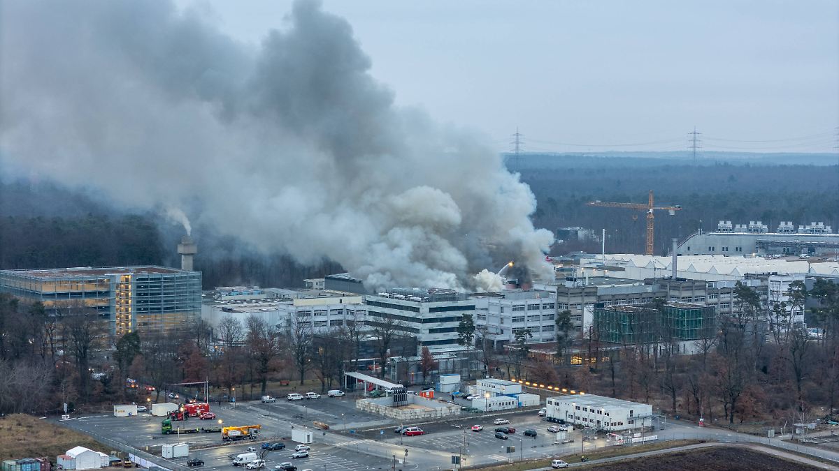 Rauchwolke-ber-Darmstadt-Gro-brand-an-einer-der-weltweit-gr-ten-Forschungseinrichtungen