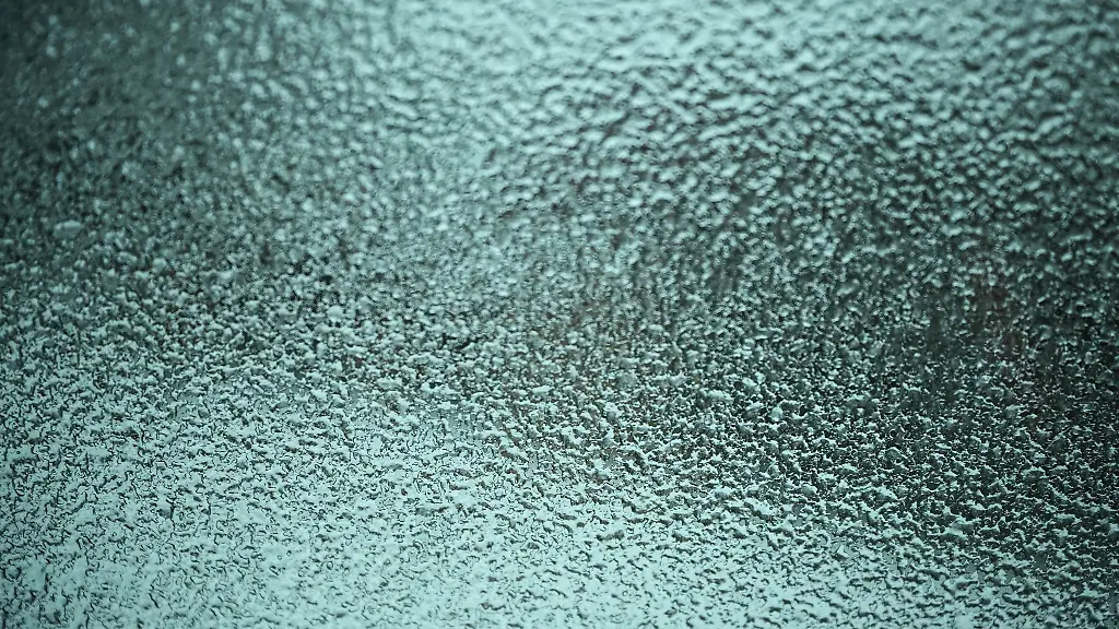 Gefrierender-Regen-hat-am-Donnerstag-in-Ostsachsen-fuer-zahlreiche-Unfaelle-und-Stuerze-gesorgt