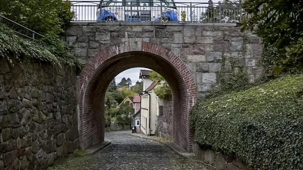 Das-TaBuLa-Shuttle-faehrt-durch-die-Altstadt-von-Lauenburg