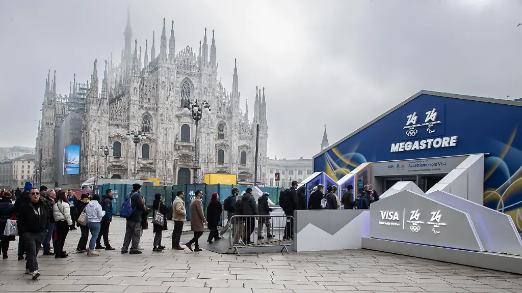 Code-al-Megastore-delle-olimpiadi-invernali-Milano-Cortina-2026-in-Piazza-Duomo-Milano-Italia-Cronaca-GiovedAA-05-Febbraio-2026-Foto-di-Marco-Ottico-Lapresse-Queues-at-the-Megastore-of-the-Milan-Cortina-2026-Winter-Olympics-in-Piazza-Duomo-Milan-Italy-News