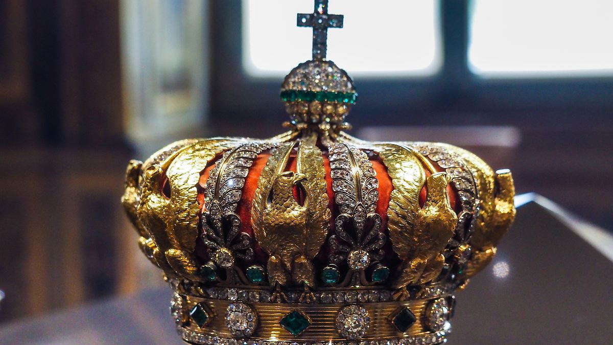 Nur-wenige-Diamanten-fehlen-Krone-der-Kaiserin-Eug-nie-kann-nach-Louvre-Raub-gerettet-werden
