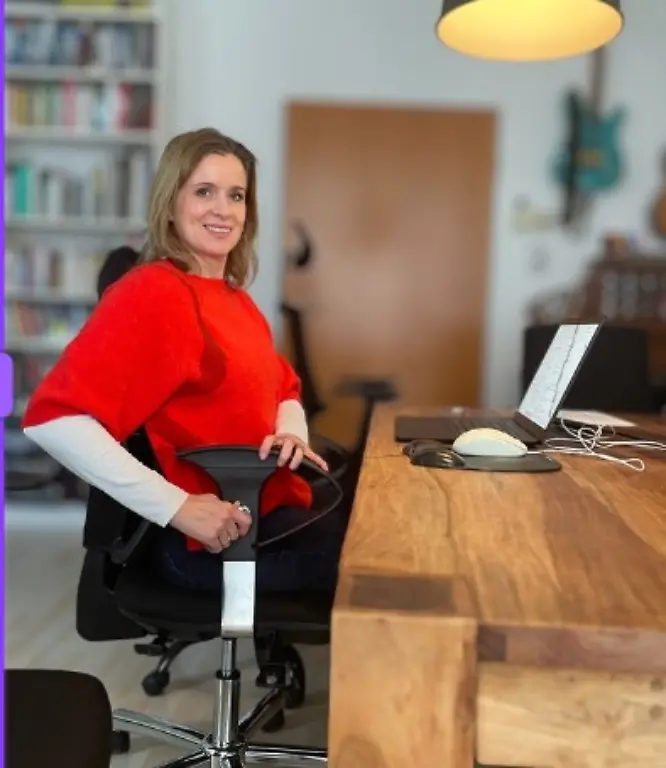 Autorin-Maren-Mangold-testet-fuenf-Buerostuehle-an-ihrem-Arbeitsplatz-im-Home-Office