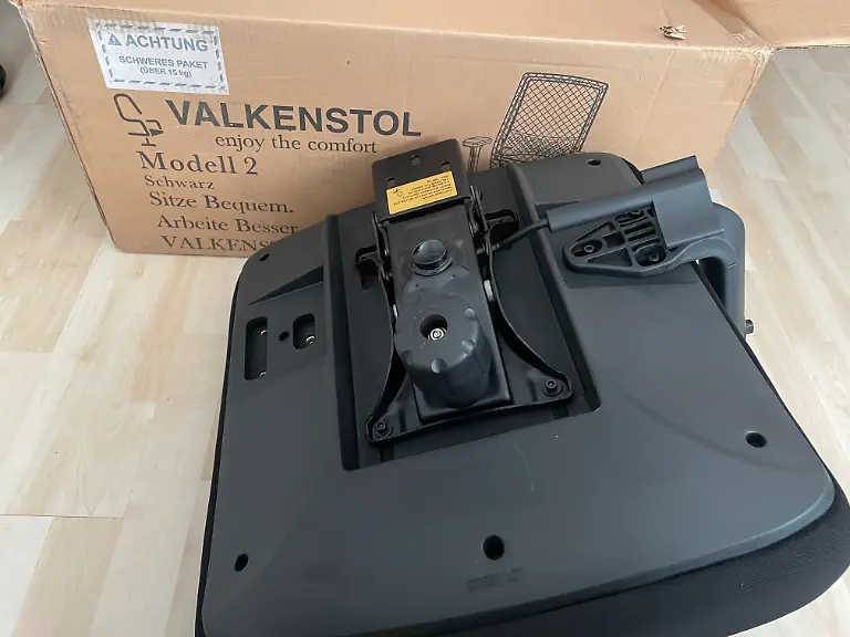 Beim-Valkenstol-Buerostuhl-ist-ein-Teil-des-Sitzes-bereits-installiert