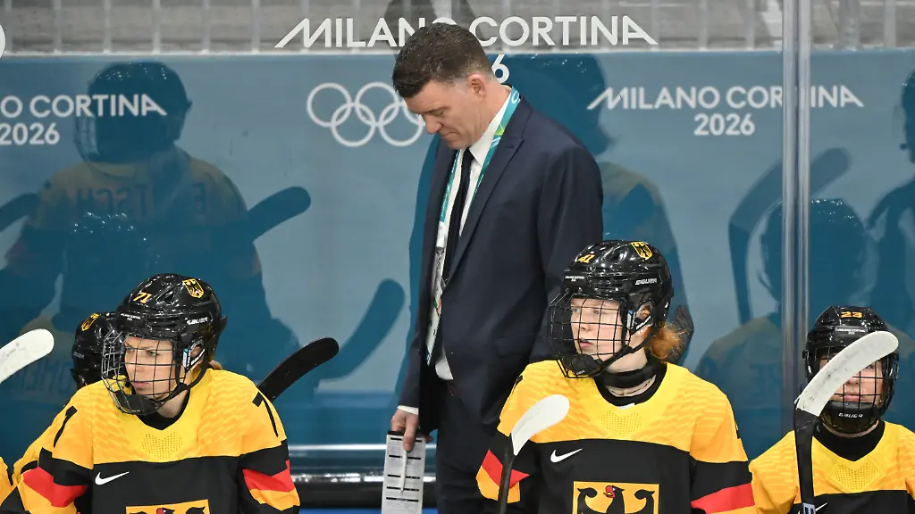 Olympia-Olympische-Winterspiele-Mailand-Cortina-2026-Eishockey-Frauen-Schweden-Deutschland-Vorrunde-Gruppe-B-Spieltag-1-Bundestrainer-Jeff-MacLeod-reagiert-waehrend-des-Spiels