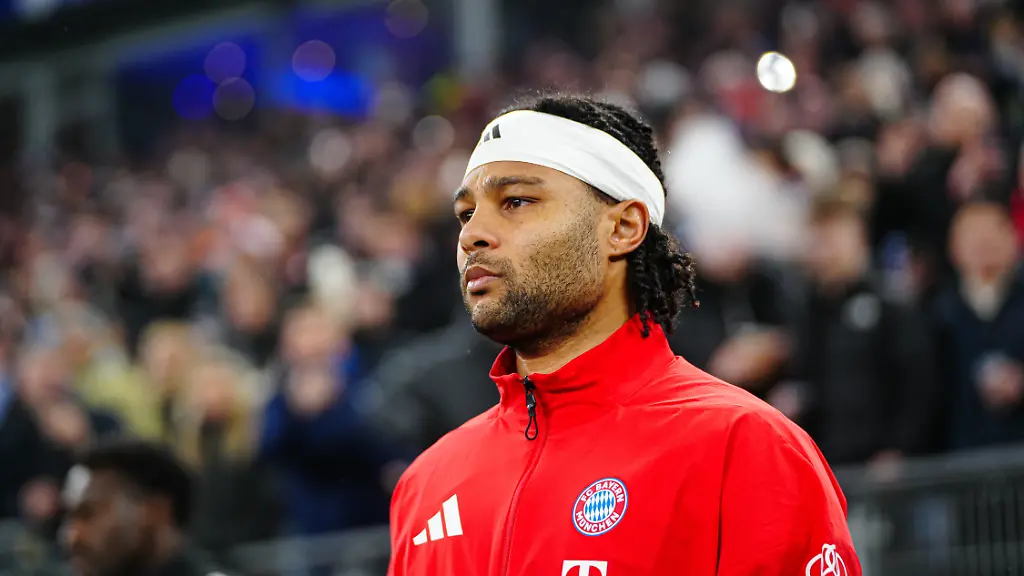 Serge-Gnabry-FC-Bayern-Muenchen-07-GER-Hamburger-SV-vs-FC-Bayern-Muenchen-Fussball-1-Bundesliga-Spieltag-20-Saison-2025-2026-31-01