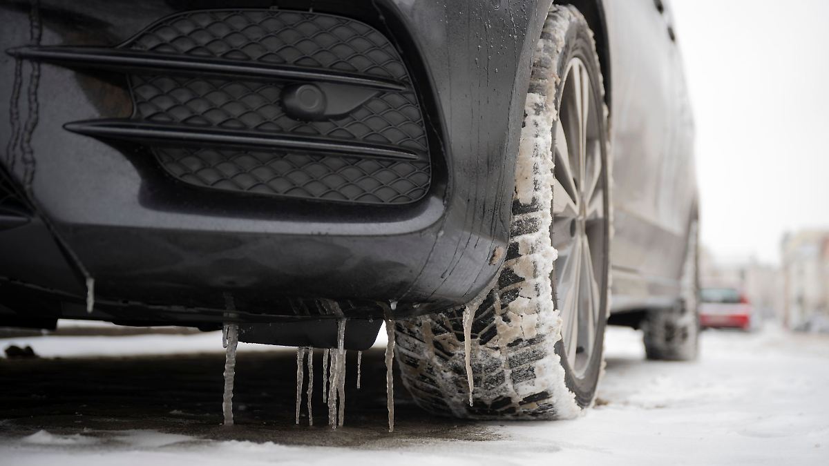 Viele Unfälle auf glatten Straßen in MV