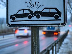 Berlin & Brandenburg: Unfallserie auf glatter A10 mit zahlreichen Verletzten