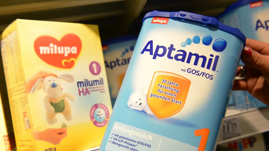ILLUSTRATION-Eine-Hand-haelt-am-18-01-2013-in-einem-Drogeriemarkt-in-Frankfurt-am-Main-Hessen-eine-Packung-Milupa-Aptamil-des-Danone-Konzerns-Die-Sorge-chinesischer-Eltern-um-ihre-Kinder-fuehrt-in-Deutschland-zu-Lieferengpaessen-fuer-Saeuglingsnahrung-In-den-vergangenen-Monaten-ist-die-Nachfrage-nach-den-Trockenmilch-Produkten-Milumil-und-Aptamil-sprunghaft-angestiegen-Hintergrund-ist-der-Skandal-um-mit-der-Industriechemikalie-Melamin-verseuchte-Milch-in-China-2008-bei-dem-mindestens-sechs-Saeuglinge-starben-und-rund-300-000-erkrankten