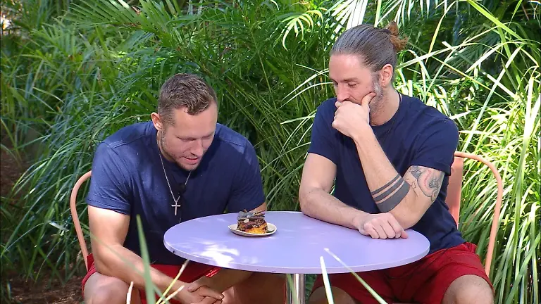 ACHTUNG-SPERRFRIST-FUeR-ALLE-MEDIEN-BIS-ZUM-SHOWENDE-DONNERSTAG-05-FEBRUAR-2026-22-30-UHR-Patrick-Romer-l-und-Gil-Ofarim-in-der-Dschungelpruefung-backWUeRG-Die-Verwendung-des-sendungsbezogenen-Materials-ist-nur-mit-dem-Hinweis-und-Verlinkung-auf-RTL-gestattet