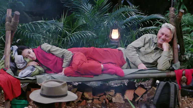 ACHTUNG-SPERRFRIST-FUeR-ALLE-MEDIEN-BIS-ZUM-SHOWENDE-DONNERSTAG-05-FEBRUAR-2026-22-30-UHR-Bei-Samira-Yavuz-Hubert-Fella-und-den-anderen-Campbewohnern-geht-die-Angst-um-die-Wegnahme-der-Luxusartikel-um-Die-Verwendung-des-sendungsbezogenen-Materials-ist-nur-mit-dem-Hinweis-und-Verlinkung-auf-RTL-gestattet