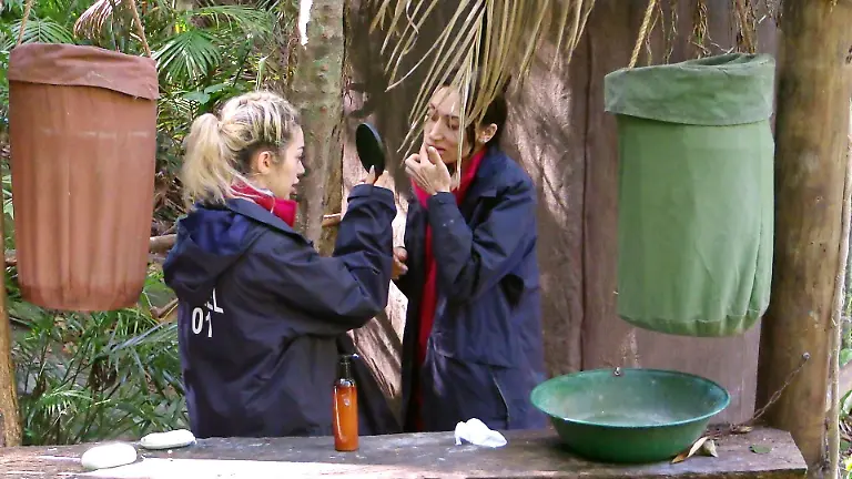 ACHTUNG-SPERRFRIST-FUeR-ALLE-MEDIEN-BIS-ZUM-SHOWENDE-DONNERSTAG-05-FEBRUAR-2026-22-30-UHR-An-der-Dschungeltoilette-sprechen-Ariel-l-und-Samira-Yavuz-ueber-die-anstehende-Dschungelpruefung-von-Gil-und-Patrick-Die-Verwendung-des-sendungsbezogenen-Materials-ist-nur-mit-dem-Hinweis-und-Verlinkung-auf-RTL-gestattet