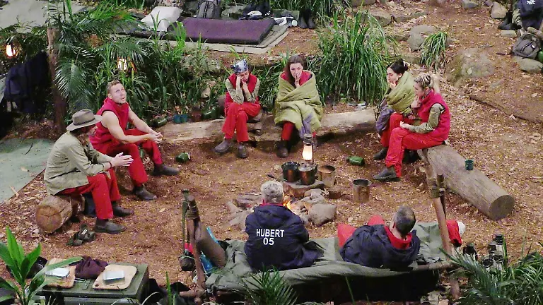 ACHTUNG-SPERRFRIST-FUeR-ALLE-MEDIEN-BIS-ZUM-SHOWENDE-DONNERSTAG-05-FEBRUAR-2026-22-30-UHR-Am-Lagerfeuer-eskaliert-der-Streit-zwischen-Gil-Ofarim-l-und-Ariel-r-Die-Verwendung-des-sendungsbezogenen-Materials-ist-nur-mit-dem-Hinweis-und-Verlinkung-auf-RTL-gestattet