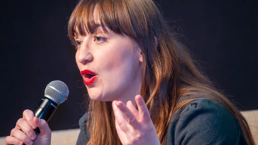 Deutschland-Muenchen-2-Februar-2026-Heidi-Reichinnek-37-Fraktionsvorsitzende-Die-Linke-im-Bundestag-Podiumsdiskussion-bei-der-Reichinnek-und-KollegInnen-Fragen-aus-dem-Publikum-beantworten-zu-Beginn-der-Wahlkampf-Veranstaltung-Die-Linke-Muenchen-in-der-Freiheitshalle-Muenchner-Kommunalwahlkampf-zur-Stadtratswahl-am-8