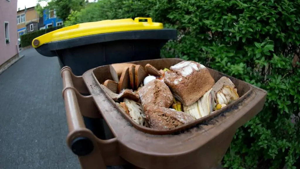 In-einer-braunen-Biomuelltonne-liegen-Lebensmittel