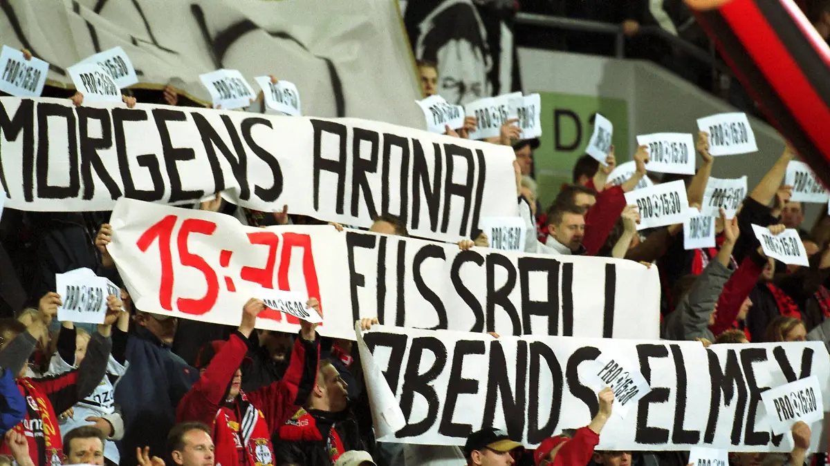 Bildnummer-00307017-Datum-31-03-2001-Copyright-imago-Uwe-Kraft-Kreative-Leverkusen-Fans-Morgens-Aronal-15-30-Uhr-Fussball-Abends-Elmex-Zahncreme-Vneg-quer-Fan-Fussballfan-Fussballfans-Zuschauer-Publikum-Transparent-Transparente-Plakat-Plakate-Protest-Proteste-Fanprotest-Fanproteste-Tribuene-Fanmassen-Fanblock-Sendezeit-Sendezeiten-Zahnpasta-Saison-2000-2001-Bayer-04-Leverkusen-Leverkusen-BayArena-Masse-Fussball-1