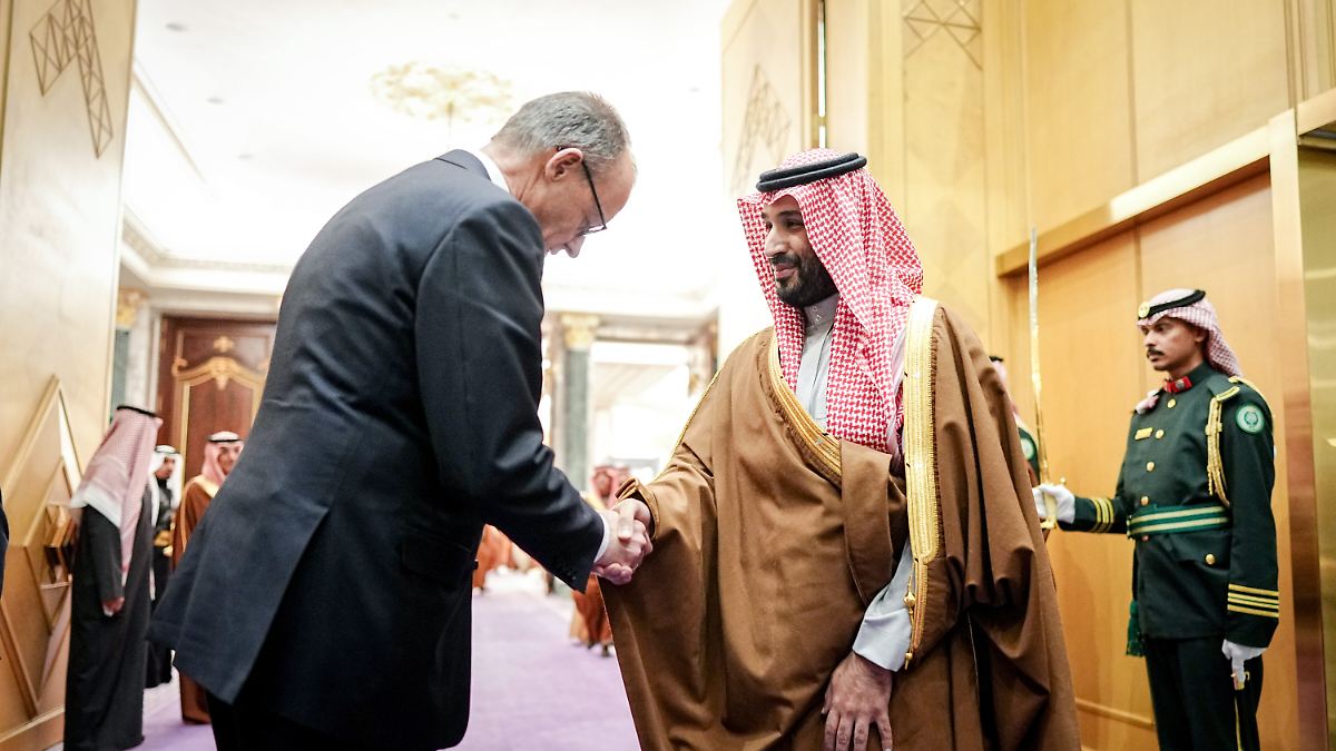 Kanzler-Reise-in-die-Golfregion-Merz-ist-so-realistisch-dass-es-wehtut