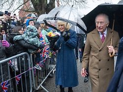 Bei Bad in der Menge: König Charles antwortet nicht auf Fragen zu Andrew