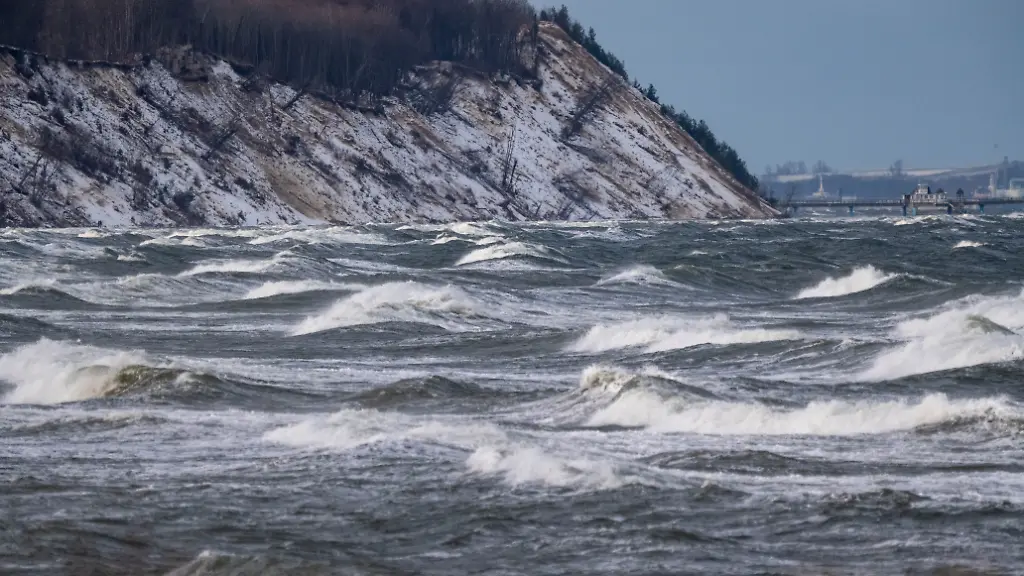 Wellen-schlagen-im-Seebad-Goehren-an-den-Strand-Sturmtief-Elli-sorgt-bundesweit-fuer-Beeintraechtigungen
