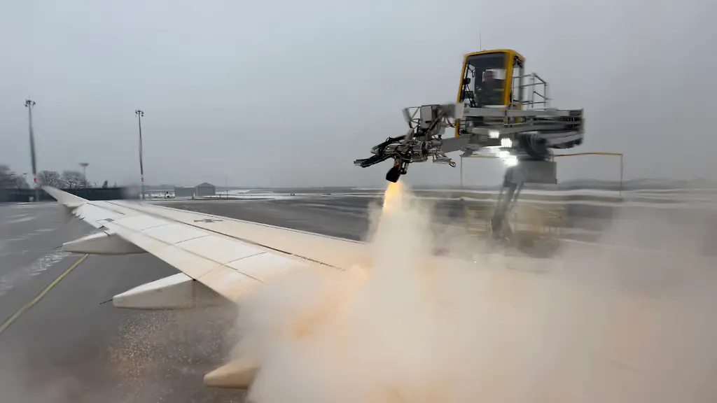 Eine-Maschine-der-Flugbereitschaft-der-Luftwaffe-wird-am-Flughafen-Berlin-Brandenburg-BER-am-Donnerstagmorgen-vor-dem-Abflug-enteist