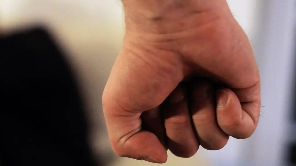 Ein-Mann-soll-einem-Baby-das-er-nicht-kannte-heftig-mit-der-Faust-auf-den-Hinterkopf-geschlagen-haben-Symbolbild