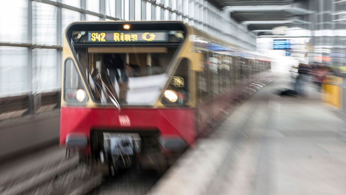 Streit in S-Bahn endet mit Schnittverletzung am Kinn