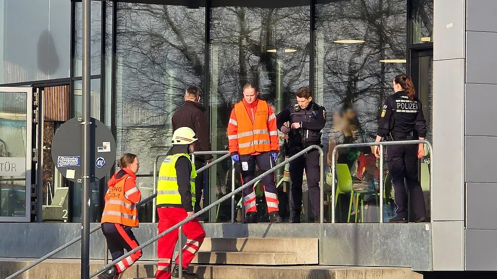 Die-Feuerwehr-ist-zu-einem-Chlorgasaustritt-in-einem-Schwimmbad-in-Stutensee-ausgerueckt
