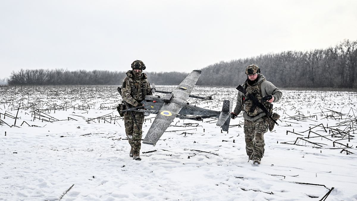 Nasse-F-e-und-nackte-B-ume-So-ndert-der-Winter-die-Kriegsstrategien-der-Russen-und-Ukrainer