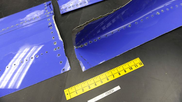 Das aufgerissene Rumpfstück der Boeing 737-300 des Southwest Airlines Fluges 812.