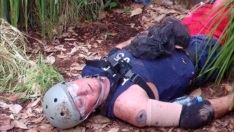 ACHTUNG-SPERRFRIST-FUeR-ALLE-MEDIEN-BIS-ZUM-SHOWENDE-FREITAG-06-FEBRUAR-2026-22-30-UHR-Am-Ende-der-Dschungelpruefung-Der-Schandautomat-holt-Hubert-Fella-nur-magere-zwei-von-sechs-moeglichen-Sternen-aus-dem-ekligen-Pfandautomaten-Waehrend-Sonja-und-Jan-sich-verabschieden-liegt-Hubert-noch-immer-voellig-erschoepft-am-Boden-Die-Verwendung-des-sendungsbezogenen-Materials-ist-nur-mit-dem-Hinweis-und-Verlinkung-auf-RTL-gestattet