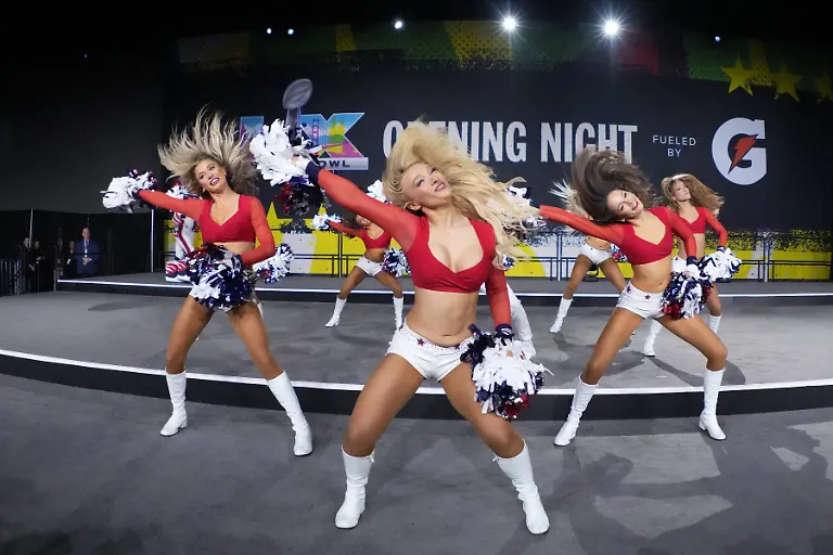 NFL-American-Football-Herren-USA-Super-Bowl-LX-Opening-Night-Feb-2-2026-San-Jose-CA-USA-The-New-England-Patriots-cheerleaders-perform-during-Opening-Night-for-Super-Bowl-LX-at-San-Jose-Convention-Center